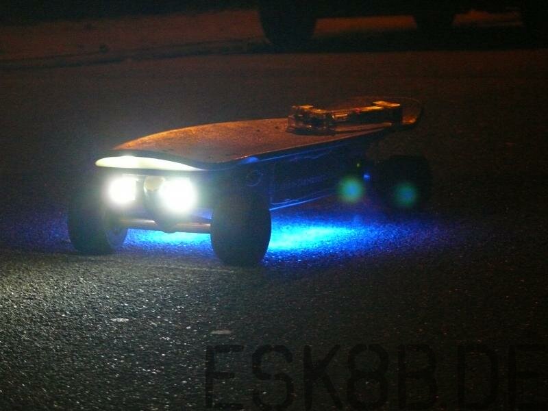 Das Mobo MB 600 mit blauer Unterbodenbeleuchtung, zwei weißen PowerLEDs als  Frontbeleuchtung und einer normalen roten LED als Rücklicht. - E-Boarder  Alben 