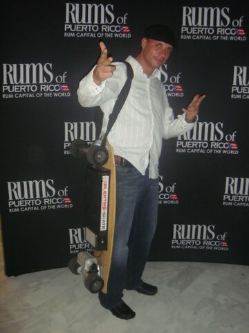 Dino with his lightweight ES 600 watt sport board at the music awards ceremony in the USA.