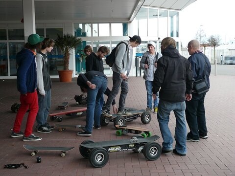 Skater checken die Elektro-Skateboards aus