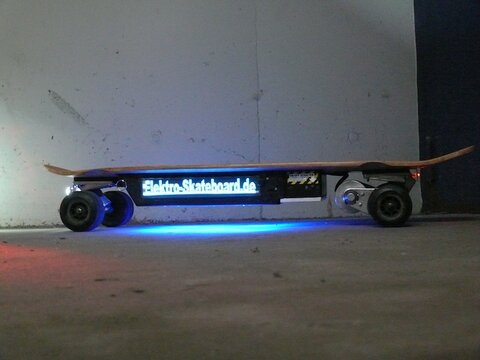 Mobo MB 600 mit Front/Back LEDs, Unterbodenbeleuchtung und Elektro-Skateboard.de EL-Leuchtfolie und roter LED als Rücklicht
