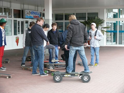 Skater checken die Elektro-Skateboards aus