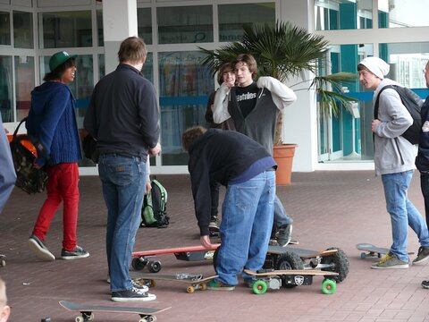 Skater checken die Elektro-Skateboards aus