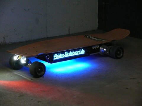 Mobo MB 600 Elektro-Skateboard.de Edition
Zwei weiße LEDs vorne, blaue LED Unterbodenbelechtung, Elektro-Skateboard.de EL-Leuchtfolie, rote Rücklich LED