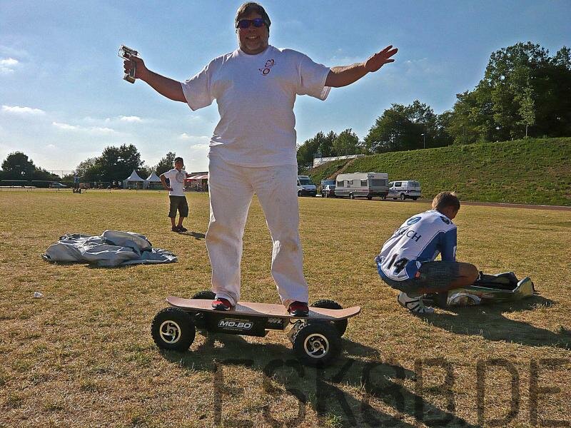Steve Wozniak der Mitgründer von Apple auf einem Mo-Bo Elektro Skateboard auf der Segwaypolo EM