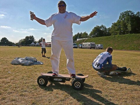 Mehr Informationen zu "Steve Wozniak der Mitgründer von Apple auf einem Mo-Bo Elektro Skateboard auf der Segwaypolo EM"