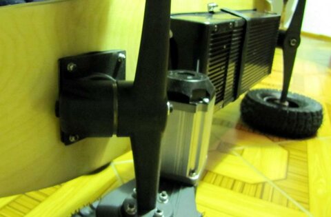 Kaum zu glauben das dieser kleine Moter 0,8kW bringt und es bis auf 40 km/h schaffen soll.