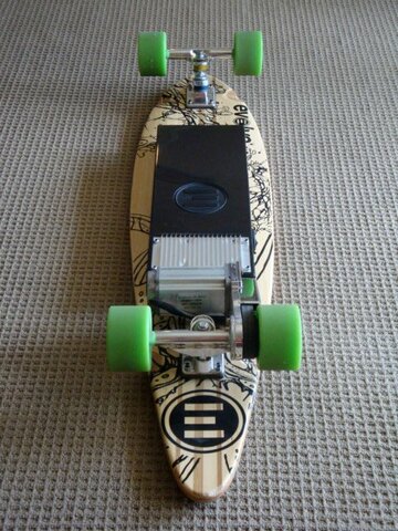 Mehr Informationen zu "Bottom view of the Evolve Pintail Electric Skateboard"