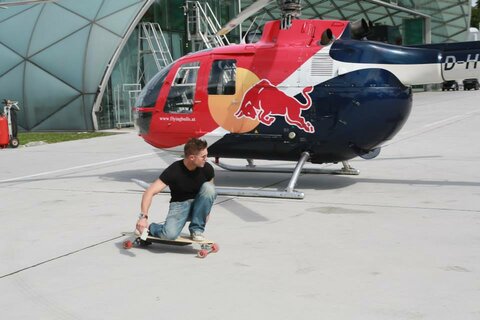 Felix Baumgartner, der Mann der den Rekord Sprung aus der Stratosphäre gemacht hat, Evolve Fahrer,  carved übers Flugfeld, während er seinen Heli auftankt.
http://www.evolveskateboards.de
Quelle: http://www.facebook.com/FelixBaumgartner