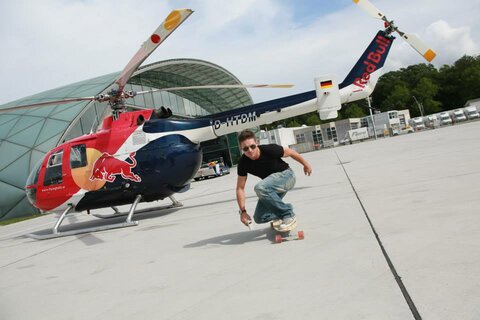 Felix Baumgartner, der Mann der den Rekord Sprung aus der Stratosphäre gemacht hat, Evolve Fahrer, carved übers Flugfeld, während er seinen Heli auftankt.
http://www.evolveskateboards.de
Quelle: http://www.facebook.com/FelixBaumgartner