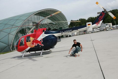 Felix Baumgartner, der Mann der den Rekord Sprung aus der Stratosphäre gemacht hat, Evolve Fahrer,  carved übers Flugfeld, während er seinen Heli auftankt.
www.evolveskateboards.de
Quelle: https://www.facebook.com/FelixBaumgartner