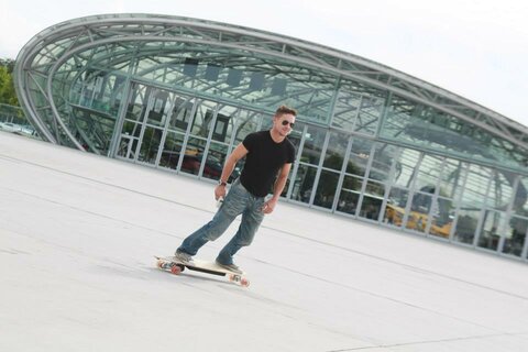 Felix Baumgartner, der Mann der den Rekord Sprung aus der Stratosphäre gemacht hat, Evolve Fahrer,  carved übers Flugfeld, während er seinen Heli auftankt.
http://www.evolveskateboards.de
Quelle: http://www.facebook.com/FelixBaumgartner