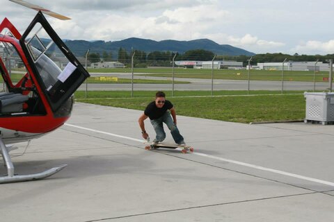 Felix Baumgartner, der Mann der den Rekord Sprung aus der Stratosphäre gemacht hat, Evolve Fahrer,  carved übers Flugfeld, während er seinen Heli auftankt.
http://www.evolveskateboards.de
Quelle: http://www.facebook.com/FelixBaumgartner