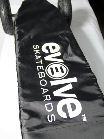 Evolve Backpack
mit Deck Cover und Logo Druck
http://www.evolveskateboards.de/index.php/shop-buy-online/zubehoer-und-ersatzteile/evolve-backpack-detail