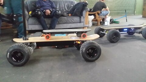 Hassloch skatehalle hammergut.  Mein Pocketboard auf beatbuzzers coolem Offroader 4WD !!