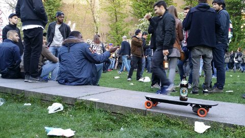 1.Mai kreuzberg mit eboard und beer. partytime