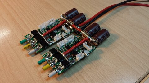 Dual VESC mit Stromverteiler und Kondensatoren - Vorderseite