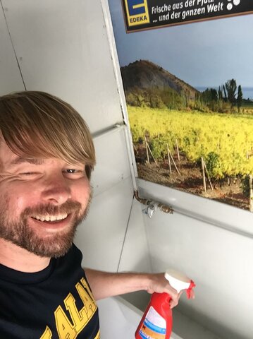 Toilettenwagen vom Edeka Stiegler schrubben.