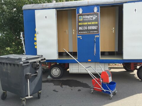 Toilettenwagen vom Edeka Stiegler schrubben.