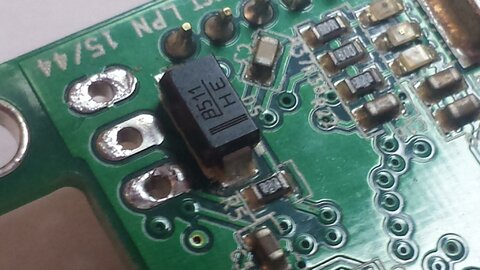 die Überspannungsschutzdiode D5 wird warm wenn das Massepad des DRV nicht richtig verlötet ist.
Auf der 5V Schiene liegen dabei 7V an. Alles darüber wird in der Diode "verheizt"