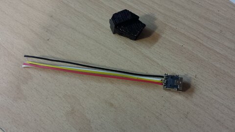 Mini USB Buchse mit Kabeln versehen
daneben der 3D gedruckte Adapter um die USB Buchse im Nunchuk zu fixieren