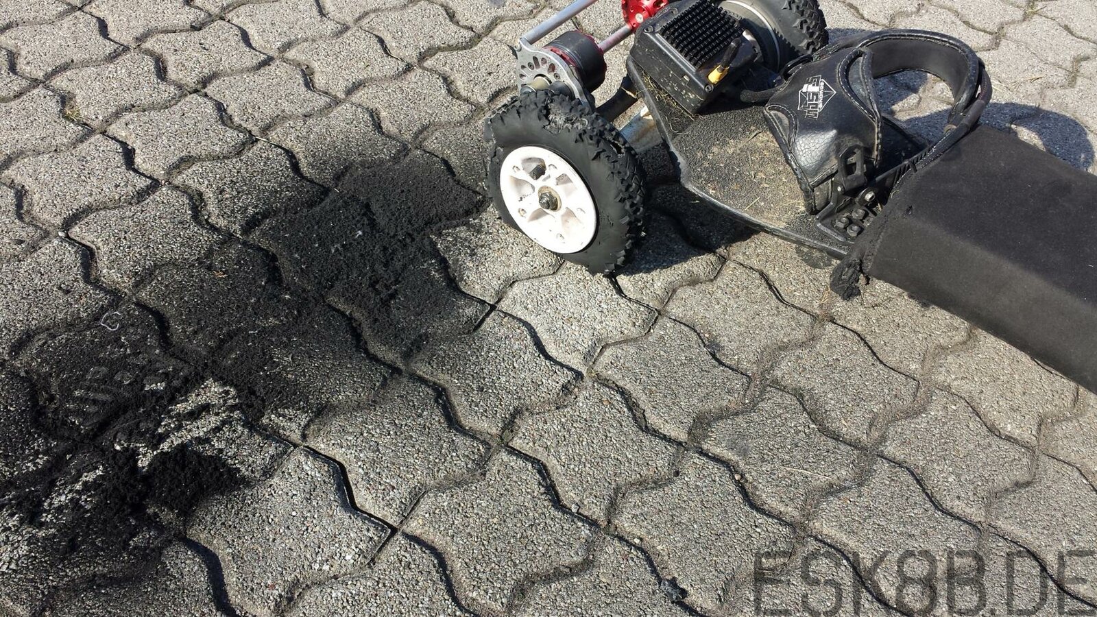 nach dem Reifenplatzer in der letzten Rennrunde in Hassloch musste der Reifen ordnungsgemäß verheizt werden ;-)))