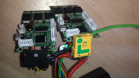 2x VESC mit Kondensatorplatine, Shunt für Akkuanzeige und XT90S auf engstem Raum