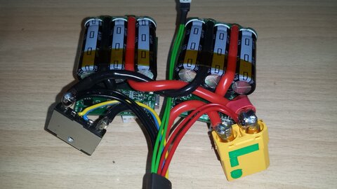 Pimp My VESC: Restliche Verkabelung für Ladestandsanzeige, Tacho und LED angeschlossen