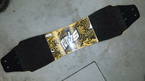 Hab mich zwischendurch entschieden das Pro90 Deck vom Monster für das kleine zu nehmen...
Neues Viscious Griptape bis zum Rand drauf und vorne und hinten auf den Tips Klettband vollflächig mit Sekundenkleber aufgeklebt.