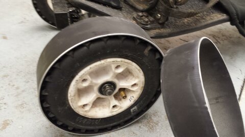 Stahl Drift Reifen:
Luft ablassen, Ringe über die Reifen schieben und ordentlich aufpumpen