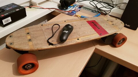 Mehr Informationen zu "Pocketboard ist fertig, alter vesc mit neuer FW und der Maytech Remote Kontroller. Das alte leichte Deck dran für minimale Grösse und Gewicht. 3,38 Kg"