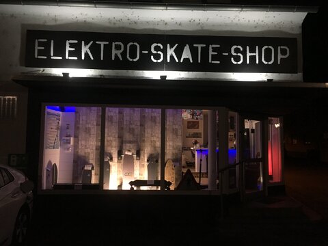 Wallhack im Elektro Skate Shop